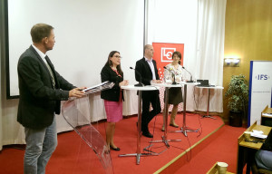 Irina Gainza, VD för IGS, pratar på seminariet. Till vänster om henne Ibbe Gnem, VD Distriktstandvården AB och Susanna Gideonsson, ordförande Handels. Till höger Björn Berling, moderator.