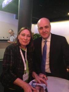 Irina Gainza, VD för IGS Assistans AB, poserar tillsammans med Fredrik Reinfeldt, Sveriges fd statsminister, efter att hon fått ett signerad exemplar av "Halvvägs". Foto: Alexis Gainza.
